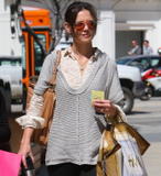 th_01692_Preppie_KatieHolmesshoppingwithIsabellaatHandMstoreinWestHollywood_March8201015_122_162lo.jpg