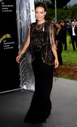 th_667679780_OliviaWilde_CowboysAliensphotocall_64thLocarnoFF_Switzerland_06081_201_122_351lo.jpg